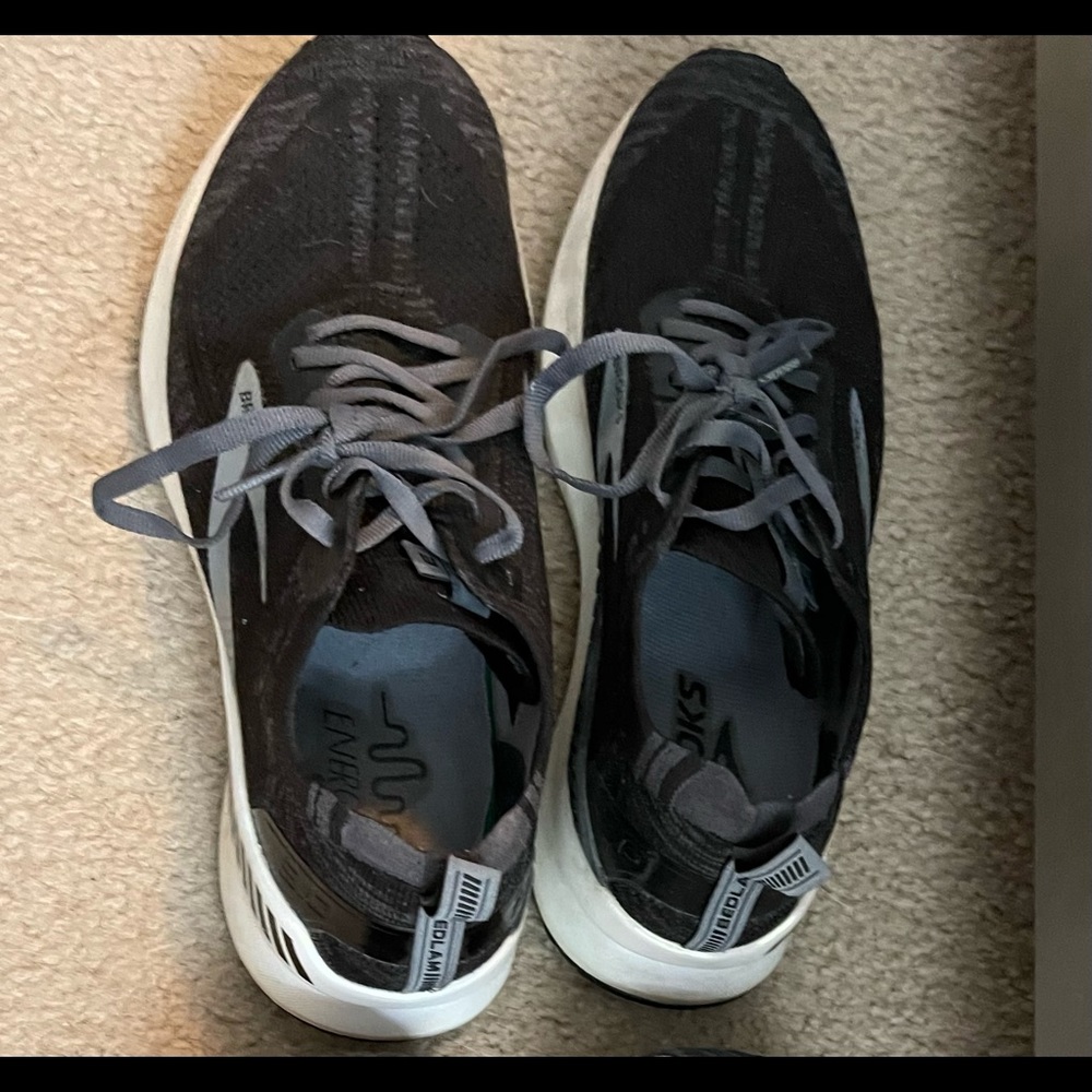 Womens Brooks tennis shoes